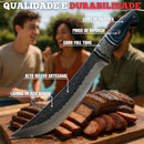 Kit Com Faca De Cozinha E Churrasco Artesanal Full Tang+ Bainha Couro Com Gravuras + Afiador Vermelho Abs Emborrachado Gourmet Premium Forjada A Mão Picanha Chef De Cozinha