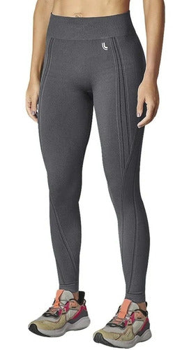 Max Lupo seamless women’s high-waist leggings featuring compression, antimicrobial fabric, and no transparency for active wear.